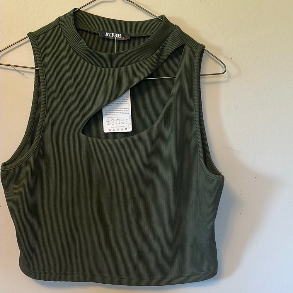 BTFBM dark green ribbed peek-a-boo chest short length pullover top size L. NWT